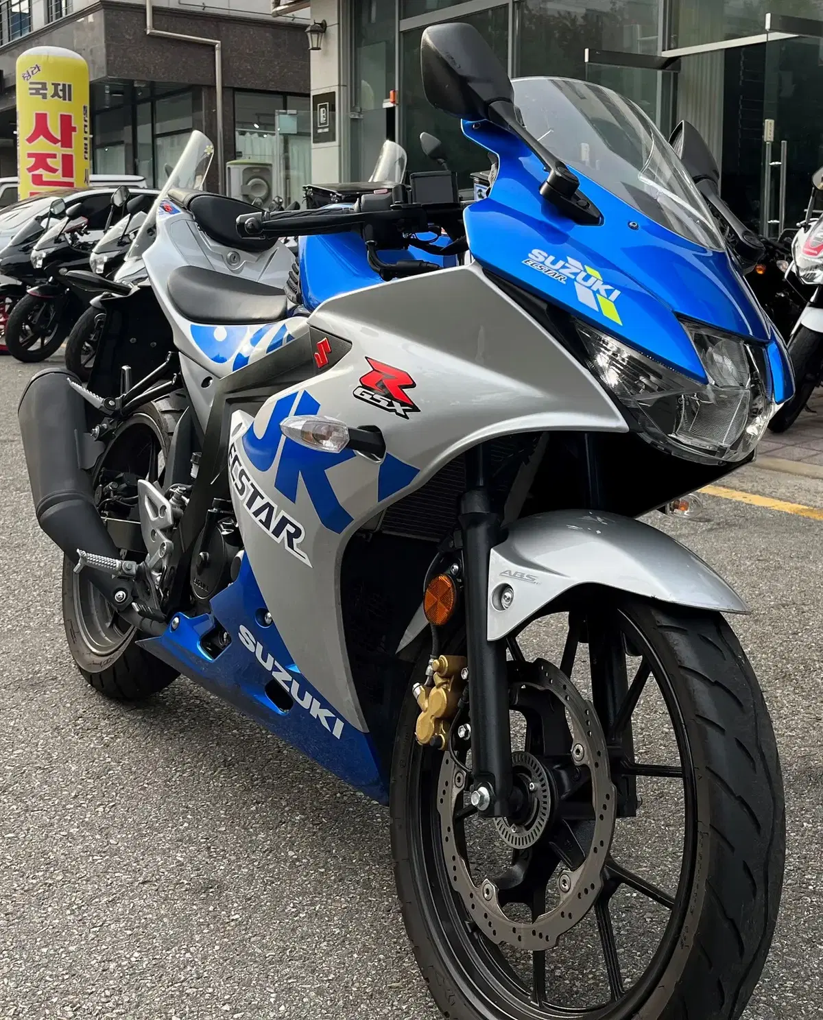 gsxr-125 21년식 스페셜카울 300만원 급매합니다